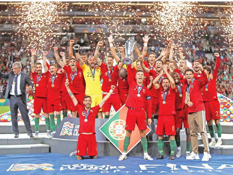 جانب من مراسم تتويج المنتخب البرتغالي