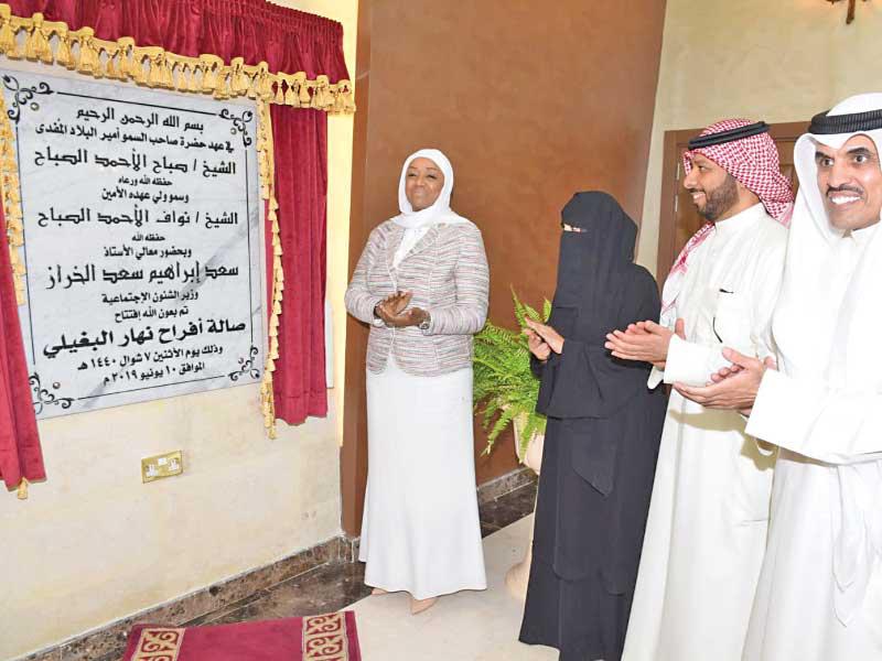 وكيلة «الشؤون» عقب إزاحتها ستار اللوحة التذكارية للافتتاح
