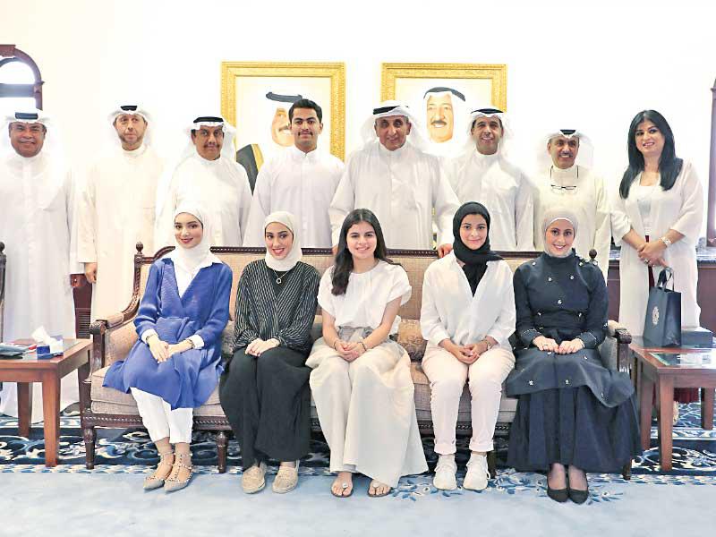 مدير الصندوق ومسؤولوه مع المتفوقين