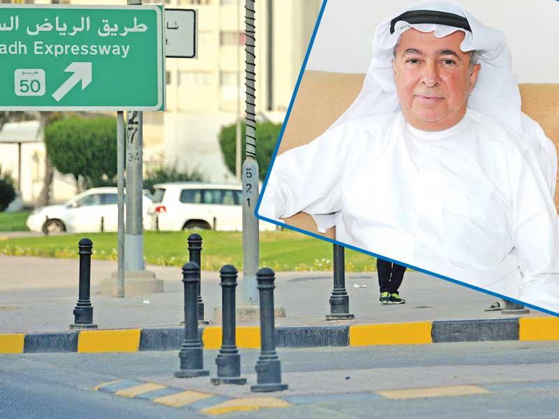 أحد الأشخاص يحمل «الشمسية» اتقاء الحر و في الاطار خبير الأرصاد الجوية جمال إبراهيم (تصوير نوفل إبراهيم)