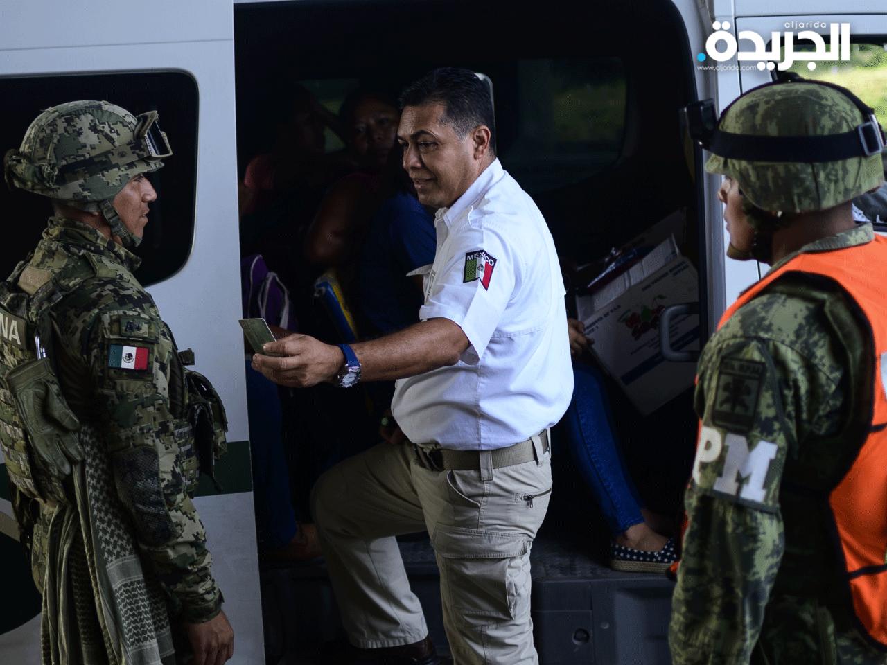 عامل هجرة مكسيكي يوقف الحافلات الصغيرة وسيارات الأجرة بحثًا عن المهاجرين غير الشرعيين