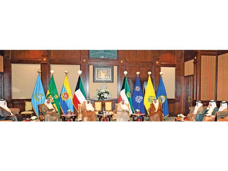 الأمير مستقبلاً منصور بن متعب أمس 