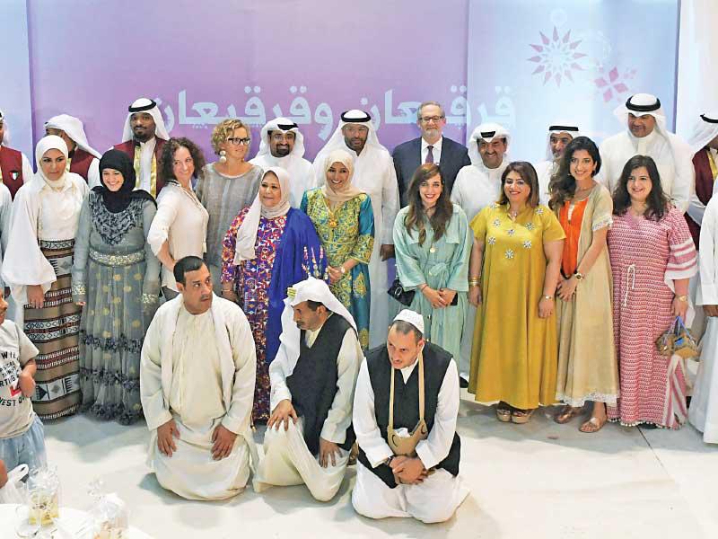 فريق ومسؤولو «زين» في دور الرعاية الاجتماعية  