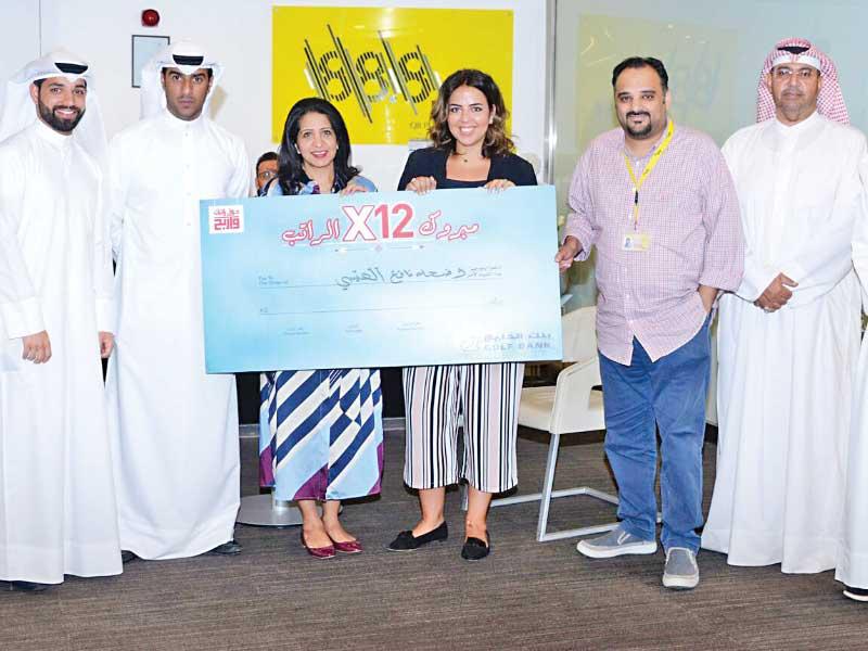 الفائز يتسلم جائزته