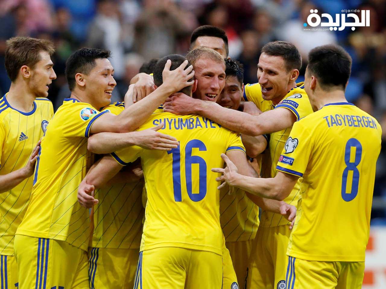  يحتفل إسلامبيك كوات من كازاخستان بتسجيل هدفه الأول مع زملائه في الفريق