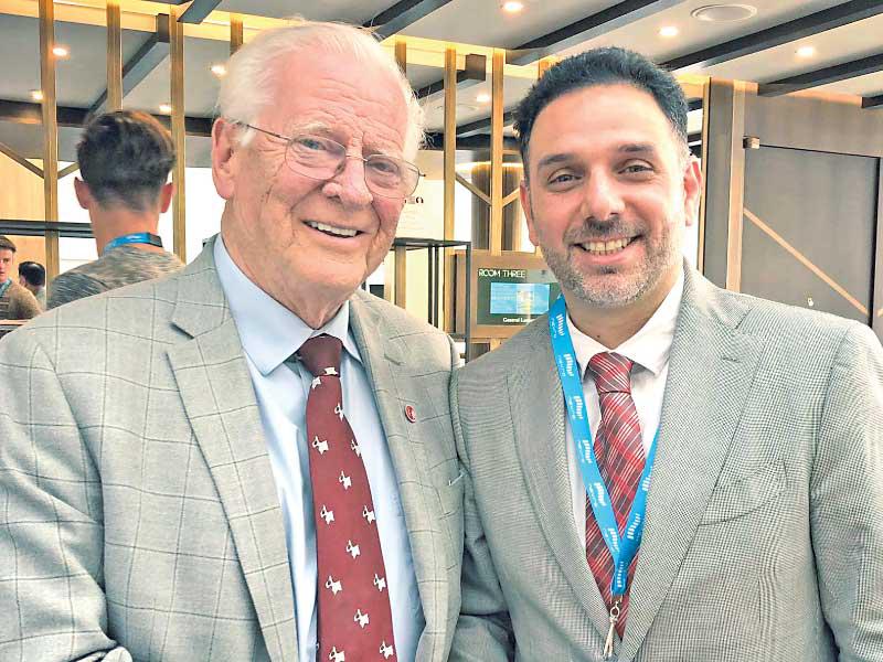 الصحاف (يمين) عقب فوزه بالمنصب 