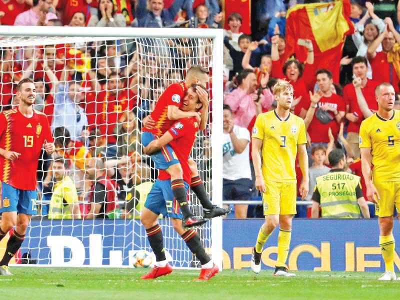فرحة لاعبي المنتخب الإسباني بالهدف الثالث في مرمى السويد