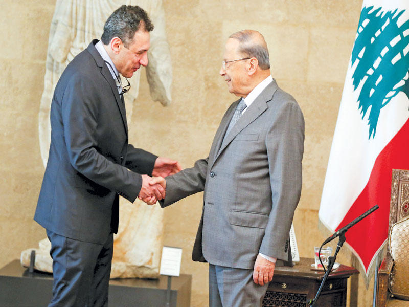 الرئيس اللبناني مستقبلاً زكا في القصر الجمهوري أمس (رويترز)