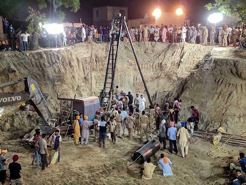 فريق إنقاذ هندي عملية لاستعادة جثة الطفل