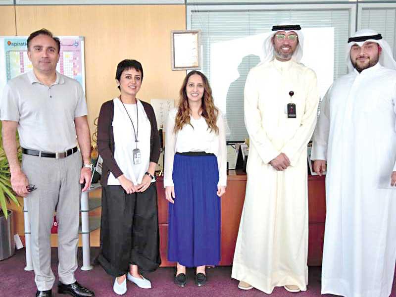 جمال السنعوسي مع أعضاء فريق برنامج البروتيغيز