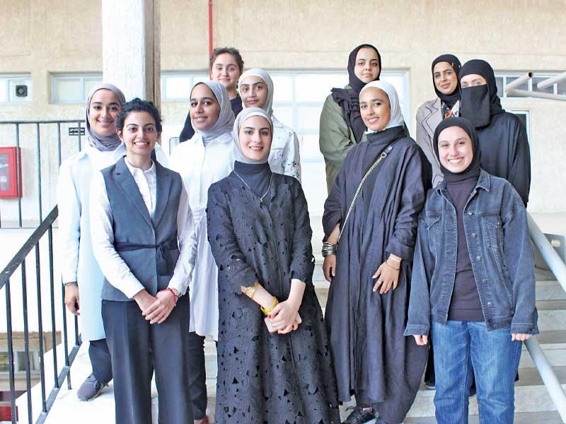 صورة جماعية مع إستاذة المقرر سارة المضف