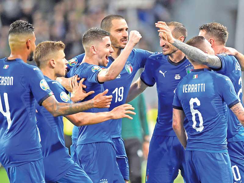 فرحة لاعبي المنتخب الإيطالي بعد إحراز الهدف الأول