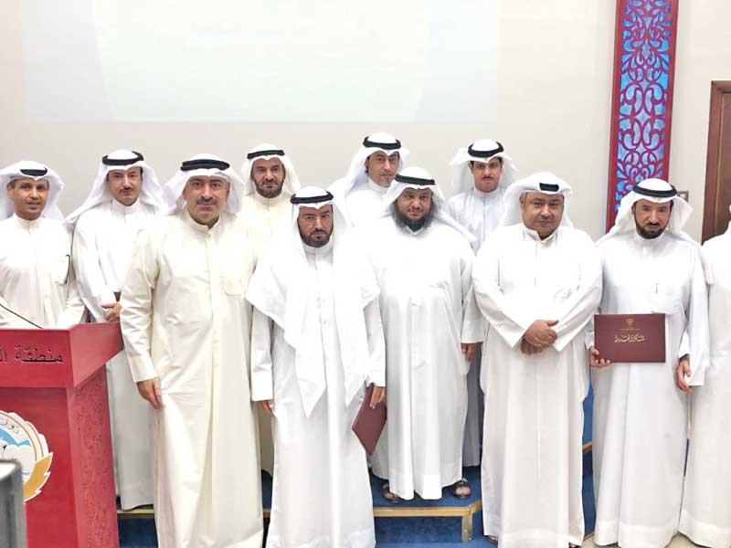 السلطان والغيث يتوسطان المكرمين