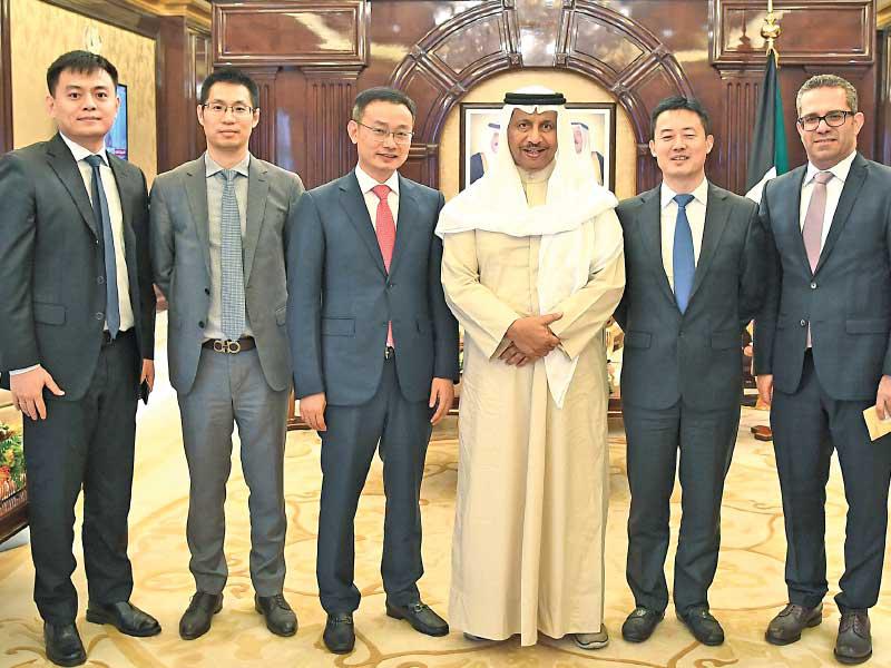 رئيس الوزراء مستقبلاً وفد «هواوي» أمس