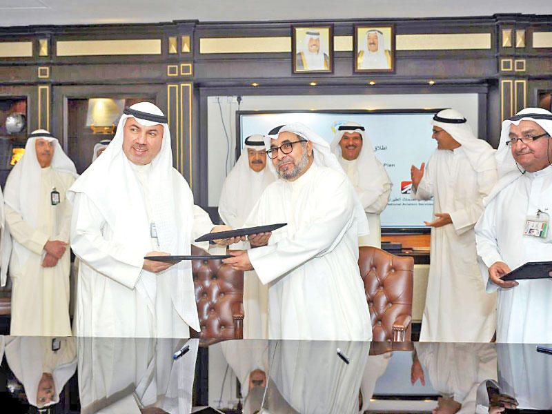 جانب من توقيع اتفاقية التطوير