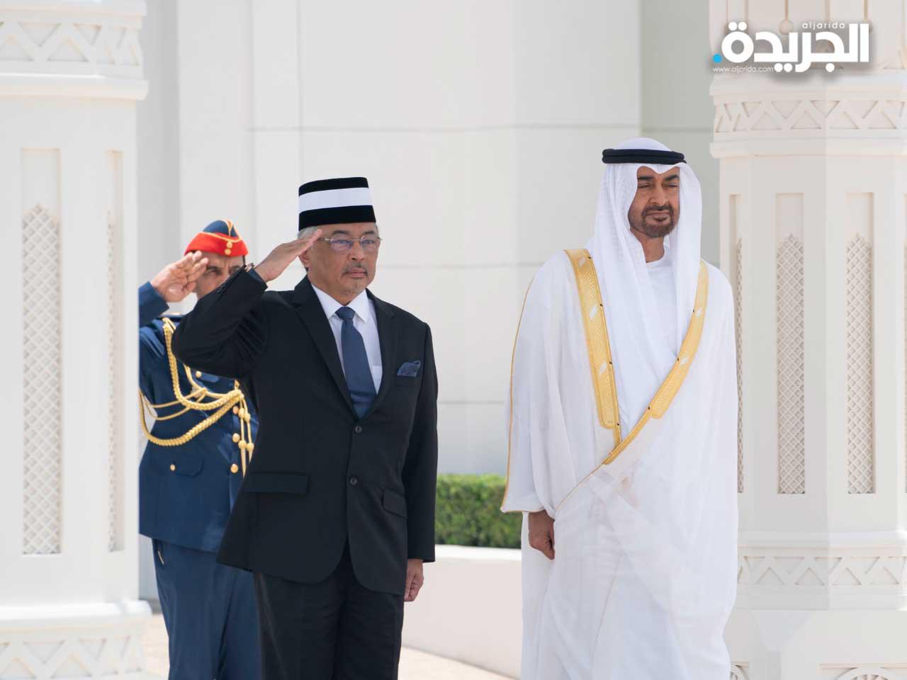 ملك ماليزيا السلطان عبدالله شاه مع ولي عهد ابوظبي نائب القائد الاعلى للقوات المسلحة الاماراتية الشيخ محمد بن زايد آل نهيان