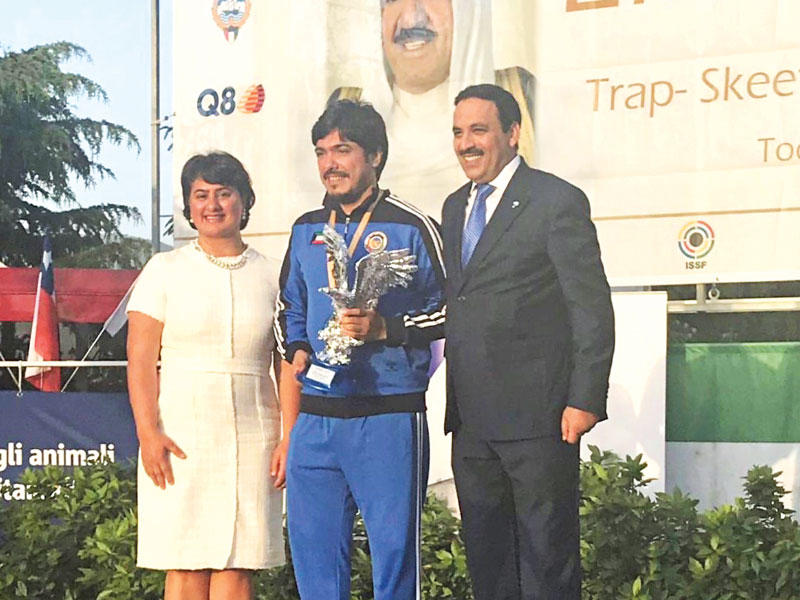 الفيحان يتسلم جائزة المركز الأول