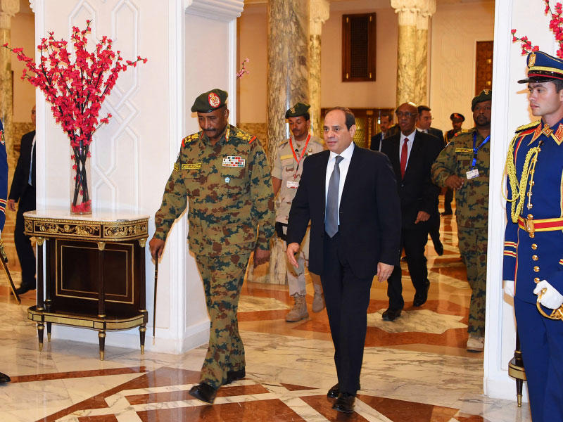 الرئيس المصري عبدالفتاح السيسي  وعبدالفتاح البرهان ، رئيس المجلس العسكري الانتقالي السوداني، قبل اجتماعهما في قصر الرئاسة في القاهرة