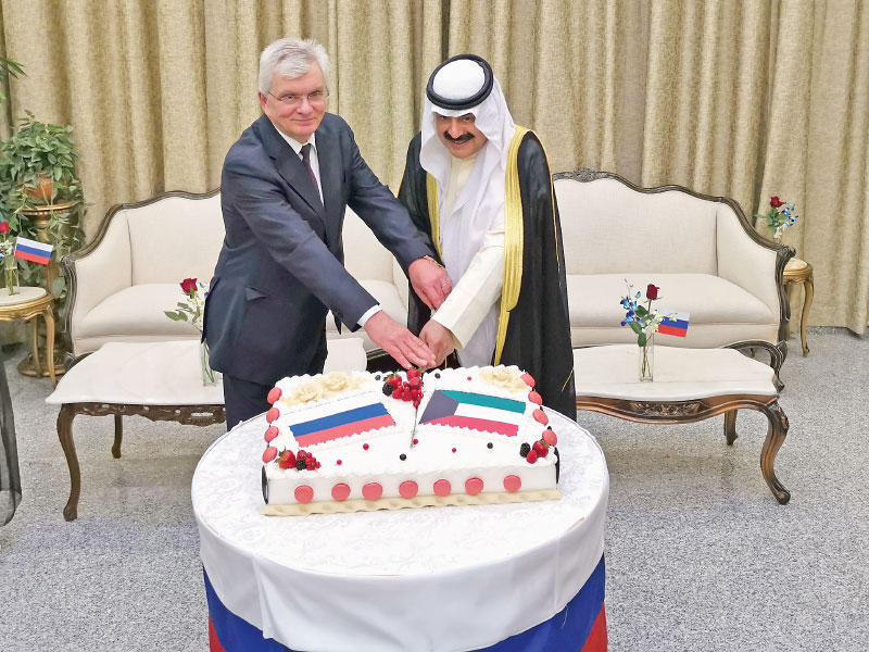 نائب وزير الخارجية خالد الجارالله والسفير الروسي يقطعان قالب الحلوى