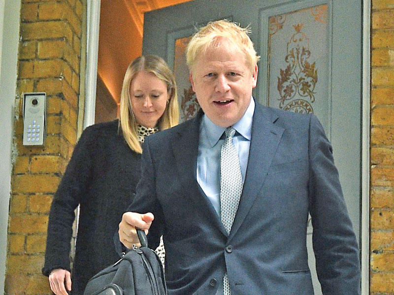 جونسون مغادراً منزله أمس في لندن               (ا ف ب)