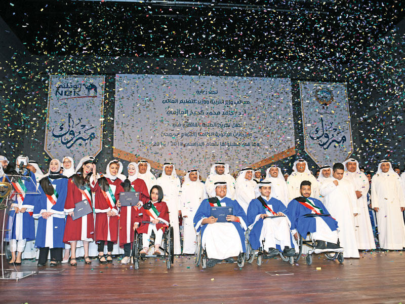 الصقر والحربي يتوسطان الفائزين المكرمين