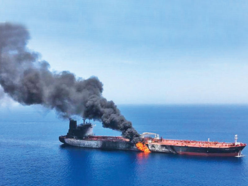 صورة بثتها وكالة «إسنا» الإيرانية تظهر اشتعال النيران في إحدى ناقلتي النفط في مياه خليج عمان أمسt(أ ف ب)