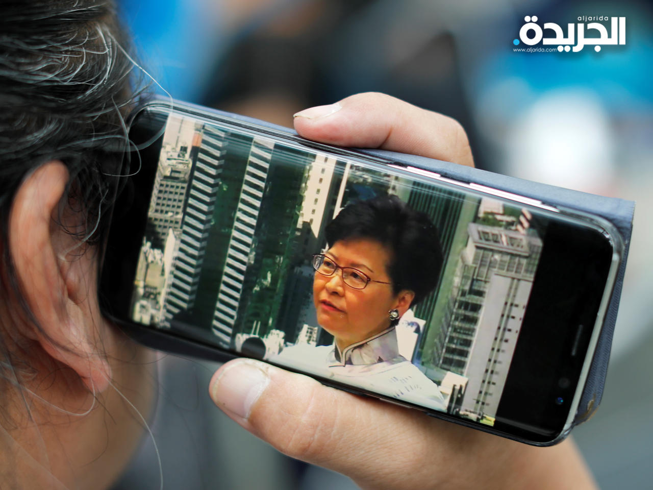 مواطنة تستمع لمؤتمر رئيسة الوزراء