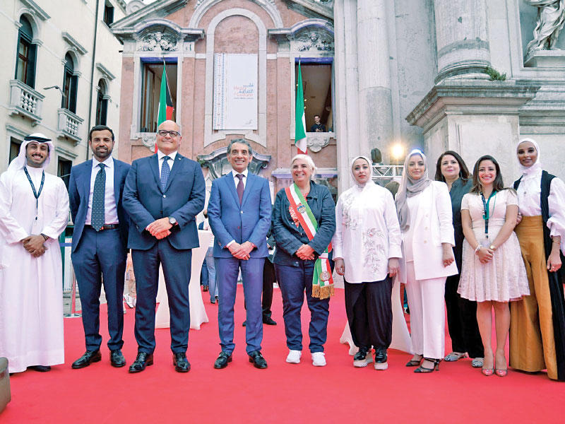 ممثلة عمدة البندقية والقنصل بوخضور مع وفد مركز الشيخ عبد الله السالم الثقافي