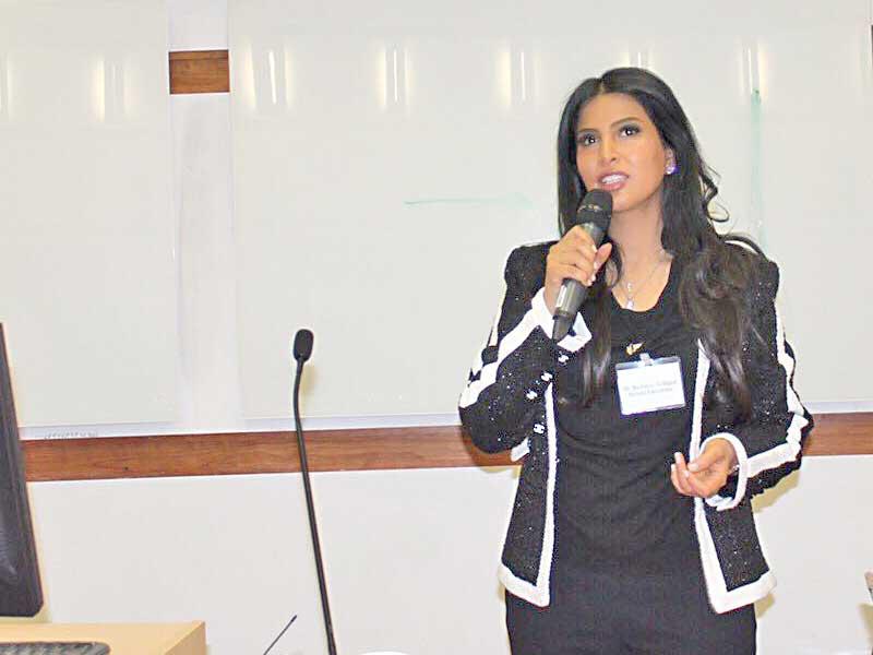 أستاذة القانون في كلية الحقوق بجامعة الكويت د. بشاير الماجد خلال إلقائها المحاضرة