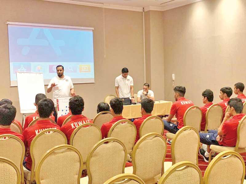 عبيد خلال إحدى المحاضرات الفنية