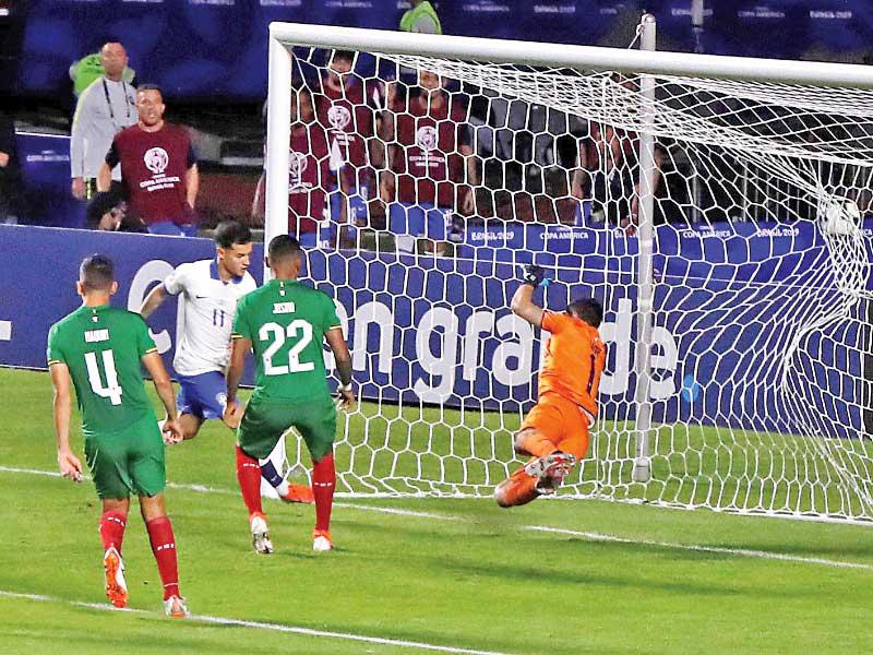 كوتينيو نجم منتخب البرازيل يحرز هدفا في مرمى بوليفيا