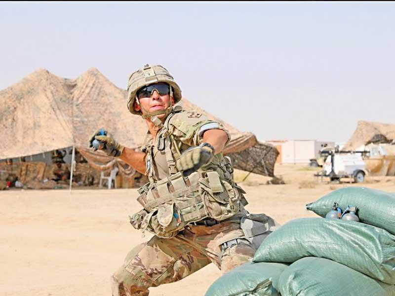 جندي أميركي يلقي قنبلة خلال تدريبات عسكرية في الكويت قبل أيام (سنتكوم)