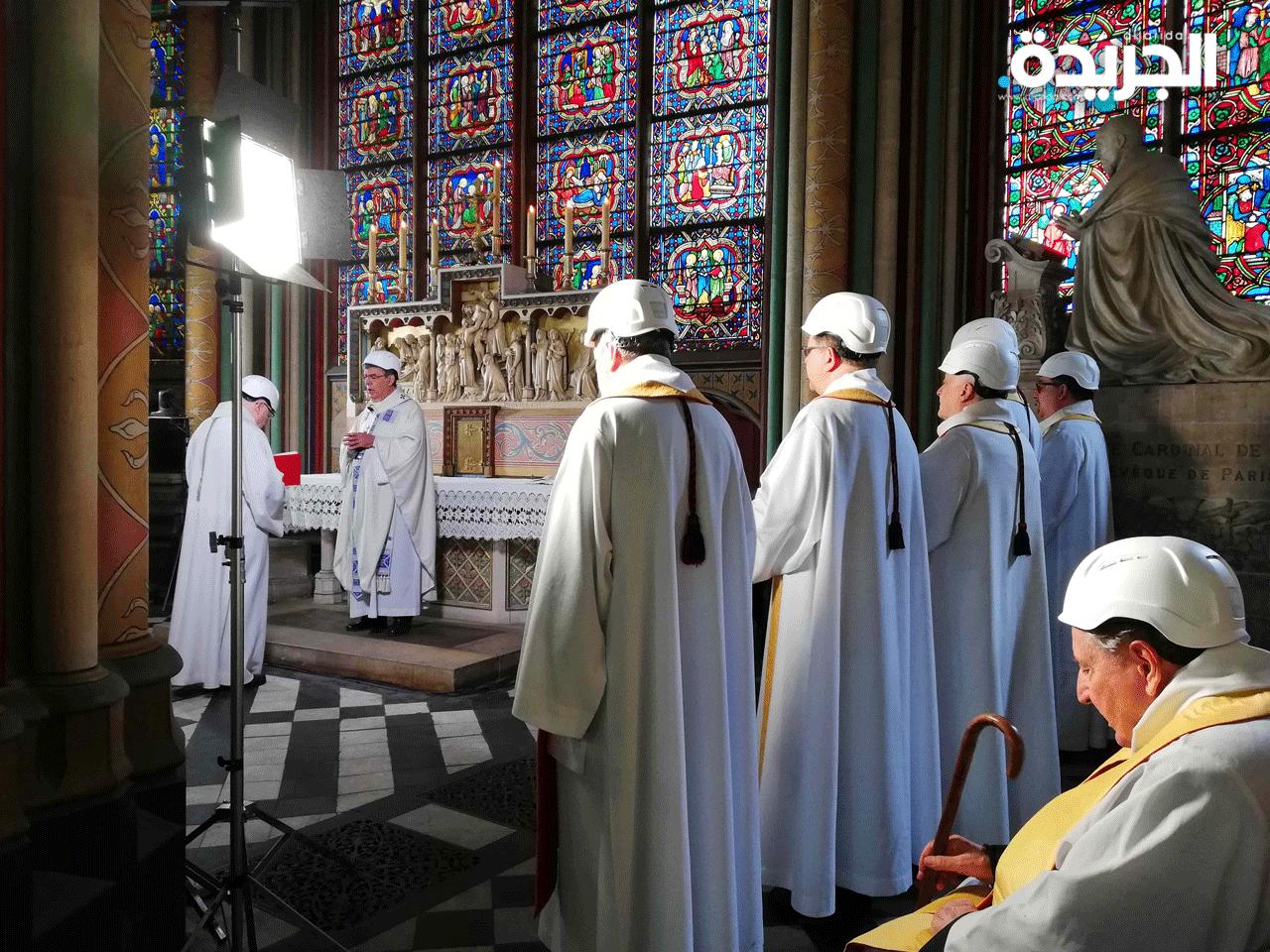 أساقفة الكنيسة اثناء القداس وهم مرتدين خوذة الحماية