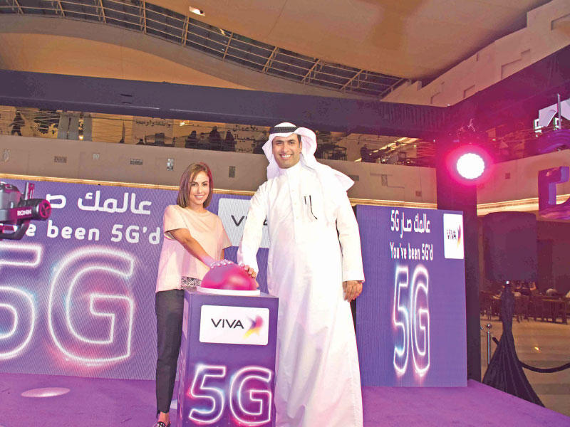 مزيد الحربي وحنين الفليج خلال إطلاق 5G