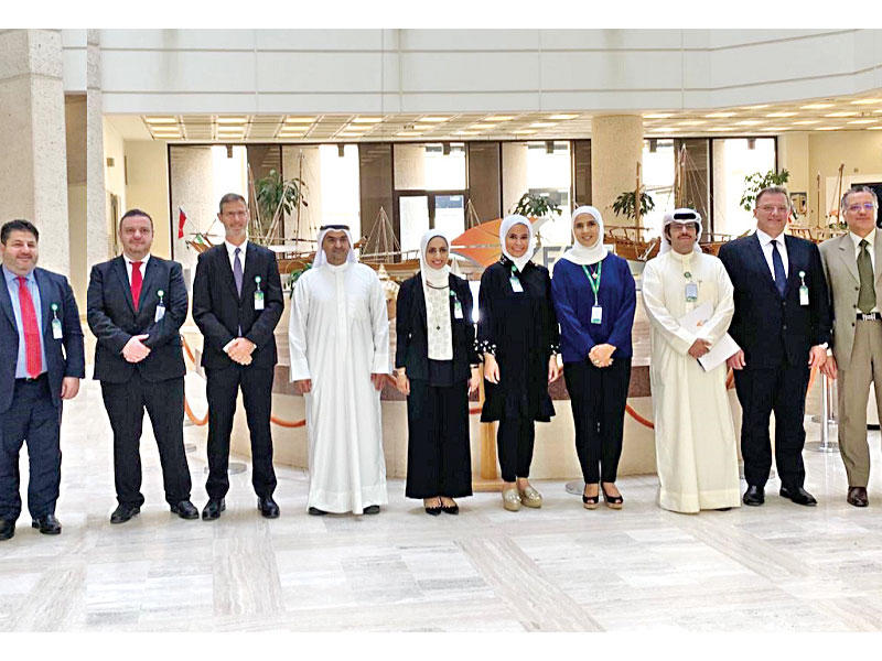 لقطة جماعية مع الموظفات مقدمات الفكرة الابتكارية 