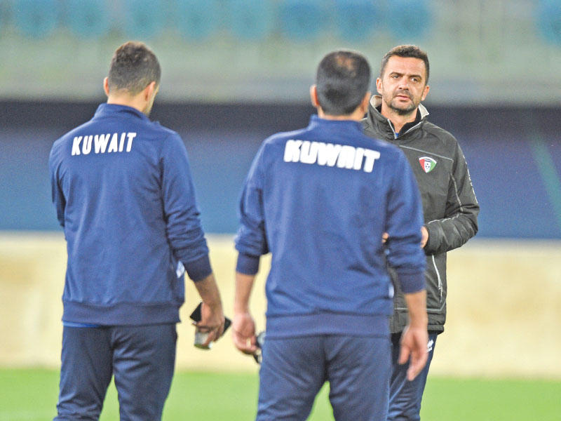 دينكو مدرب منتخب الشباب في تدريب سابق