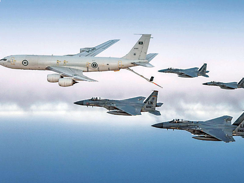 طائرة سعودية تزود مقاتلات أميركية بالوقود خلال تحليق مشترك فوق الخليج أمس (واس)