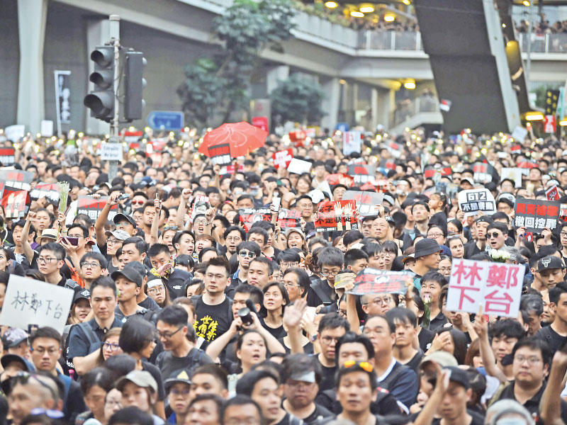 آلاف الأشخاص يتظاهرون في هونغ كونغ أمسt (أ ف ب)