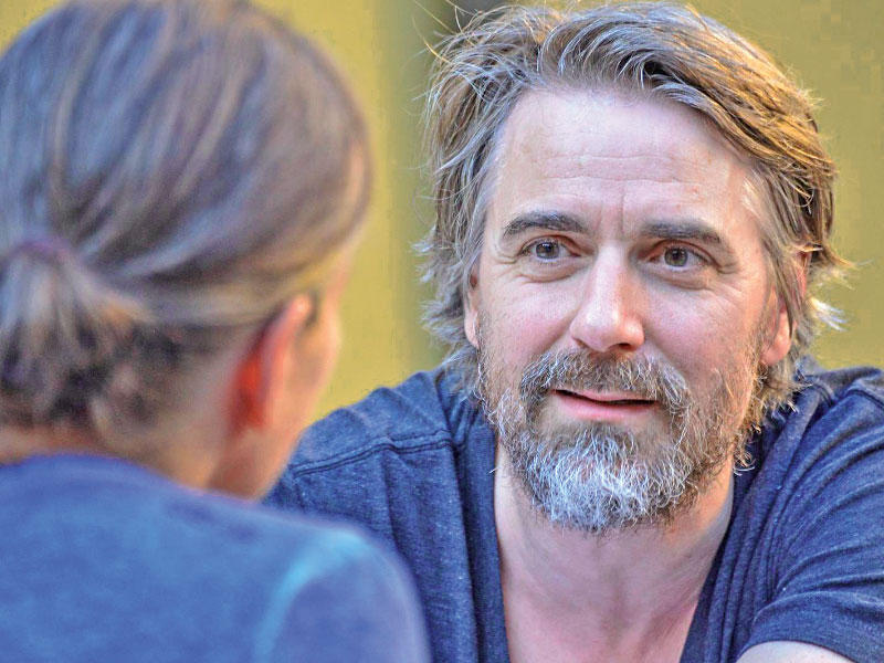 الممثل الألماني ينس هارتسر