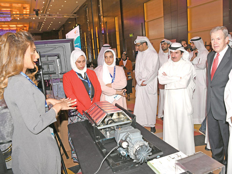 الأنصاري خلال جولته في المعرضn