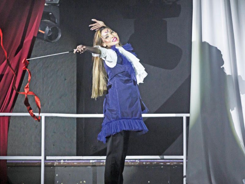 عبير أحمد في مشهد من المسرحية