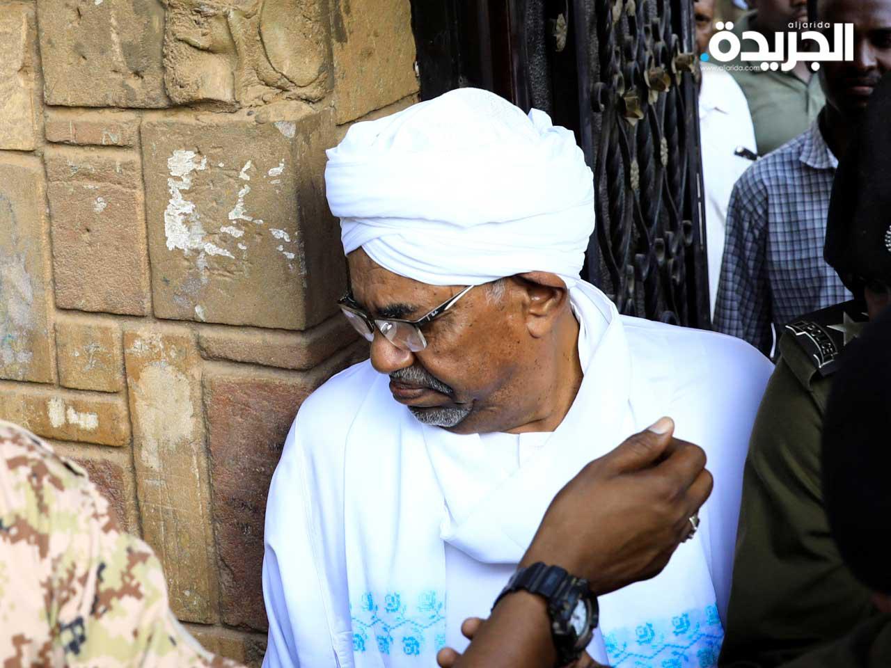 الرئيس السوداني السابق عمر البشير يغادر مكتب المدعي العام لمكافحة الفساد في الخرطوم امس
