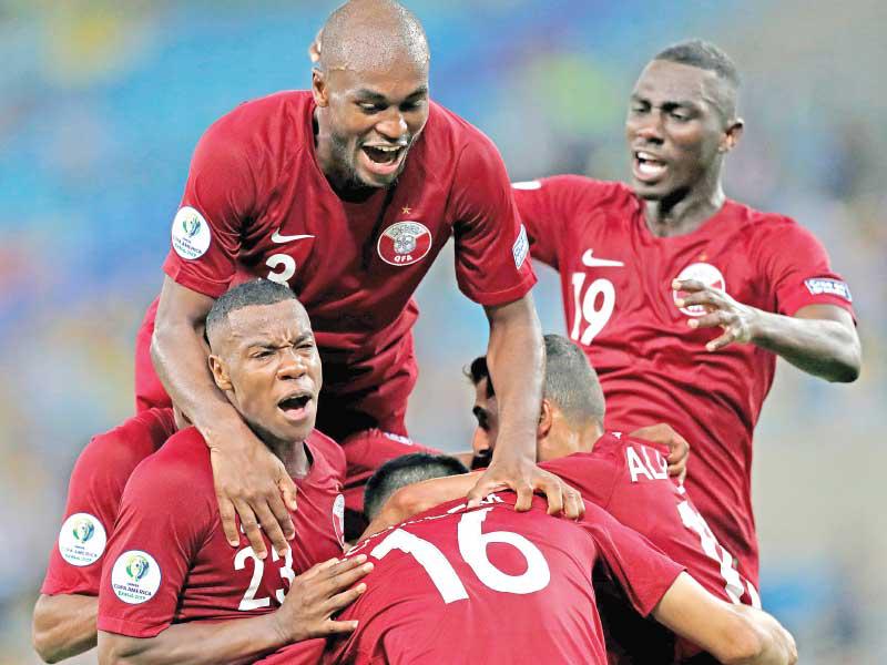 فرحة لاعبي المنتخب القطري بعد إحراز هدف في مرمى باراغواي