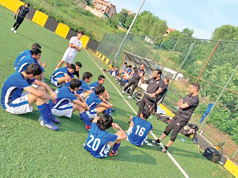 عبيد يوجه تعليماته للاعبين في أزميت