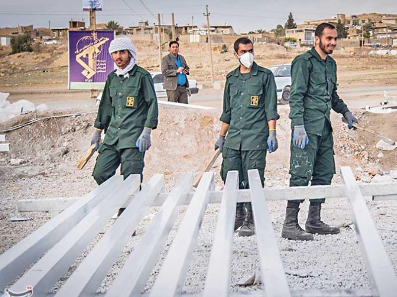عناصر من «الحرس» يقومون بأعمال بناء t(تسنيم) 