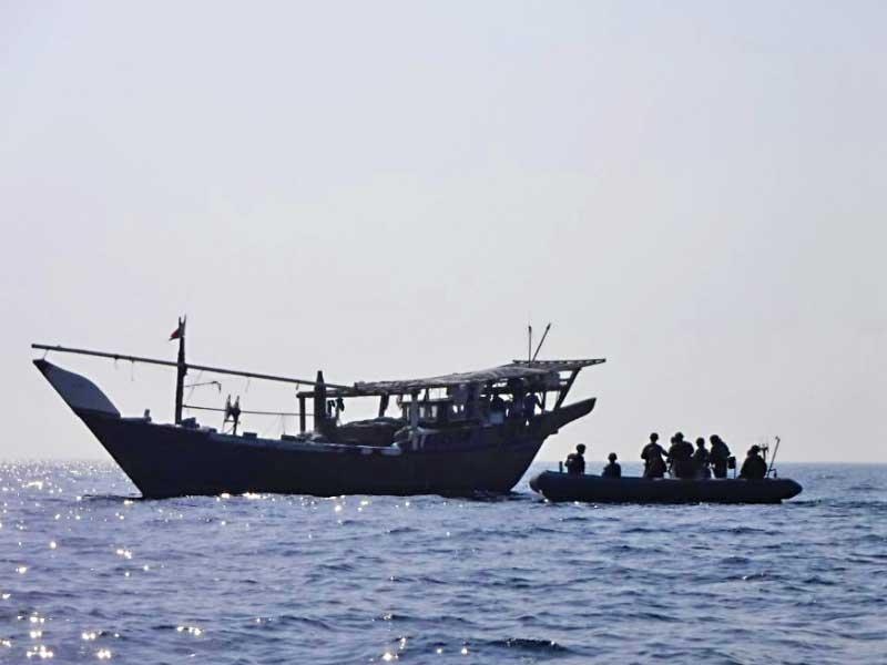 عناصر من البحرية الأميركية يساعدون في سحب مركب صيد معطّل في البحرين خلال دورية روتينية لـ«المارينز» (البحرية الأميركية)n