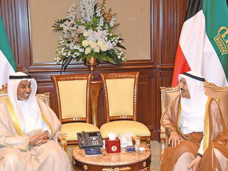 الأمير مستقبلاً الشعلة أمس