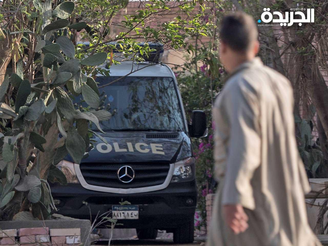 سيارة شرطة مصرية متوقفة داخل المقبرة بعد دفن الرئيس المصري السابق محمد مرسي