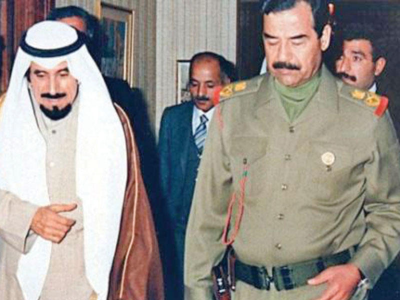 سمو الأمير الشيخ جابر الأحمد مع صدام أثناء زيارته العراق في 1989