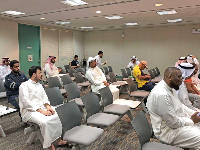 جانب من حضور المراجعين في «السكنية» أمس